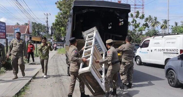Satpol PP Padang Tertibkan PKL di Fasum Koto Tangah