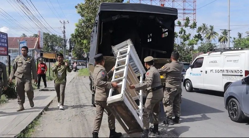 Satpol PP Padang Tertibkan PKL di Fasum Koto Tangah