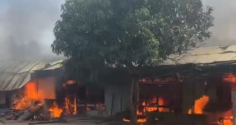 Api Melalap 10 Rumah Petak, Tiga Motor di Pariaman