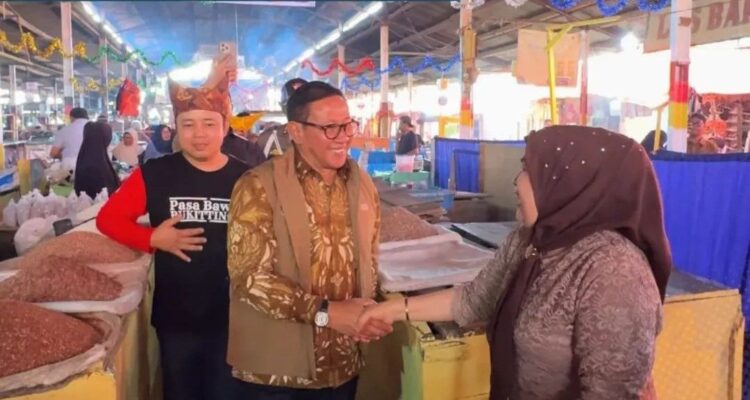 Wali Kota Apresiasi Pedagang Pasar Bawah Bersatu Hiasi Jam Gadang