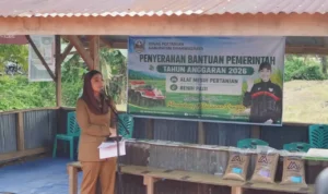 Pemkab Dharmasraya Salurkan Traktor, Benih Padi Dongkrak Produktivitas