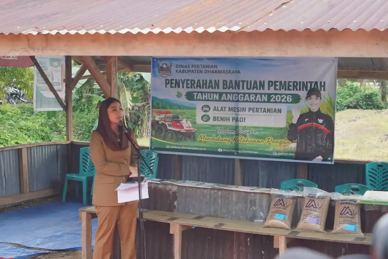 Pemkab Dharmasraya Salurkan Traktor, Benih Padi Dongkrak Produktivitas