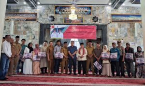 Benni Warlis Serahkan Bantuan RTLH, Hidupkan Masjid Baso
