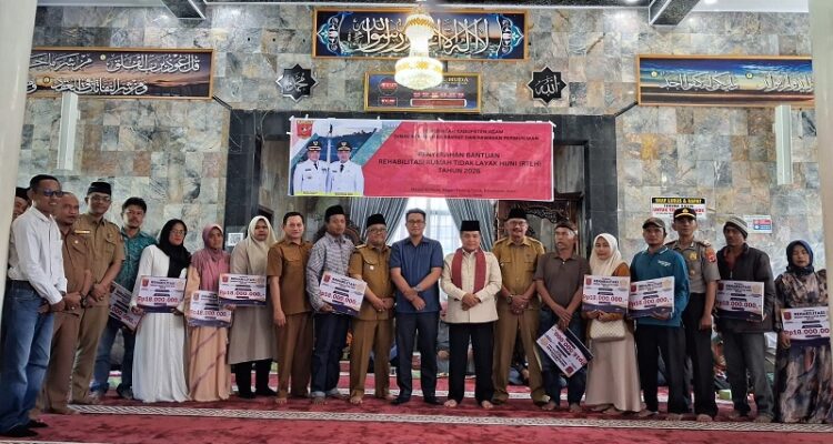 Benni Warlis Serahkan Bantuan RTLH, Hidupkan Masjid Baso