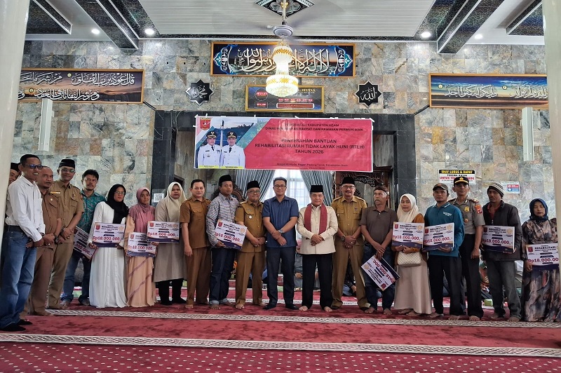 Benni Warlis Serahkan Bantuan RTLH, Hidupkan Masjid Baso