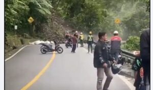 Longsor Tutupi Jalan Lintas Padang-Bukittinggi, Pengendara Dialihkan