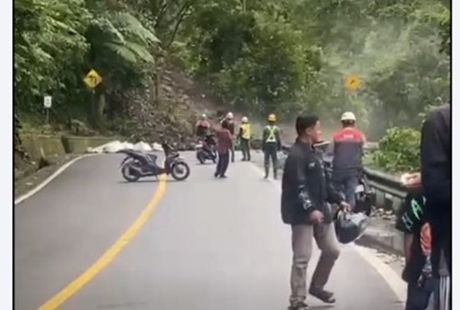 Longsor Tutupi Jalan Lintas Padang-Bukittinggi, Pengendara Dialihkan