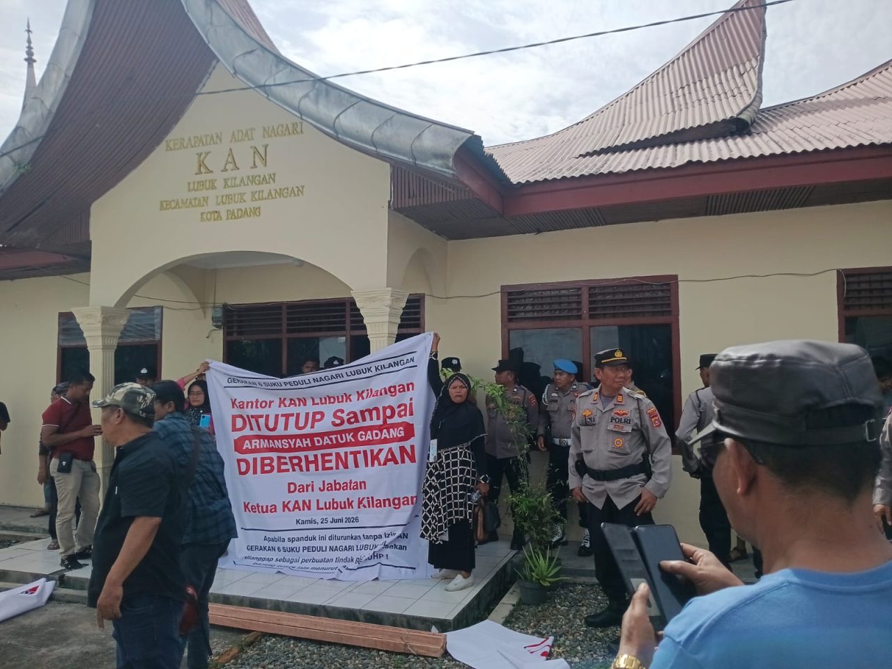 Aksi Gerakan 6 Suku Guncang KAN Lubuk Kilangan, Damai