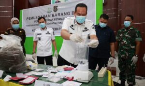 walikota-hadiri-pemusnahan-barang-bukti-di-kejari-pariaman