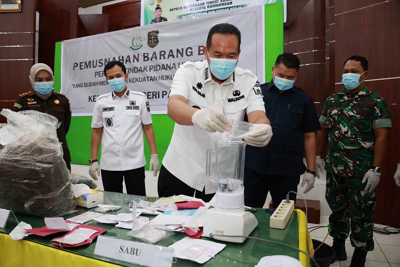 walikota-hadiri-pemusnahan-barang-bukti-di-kejari-pariaman
