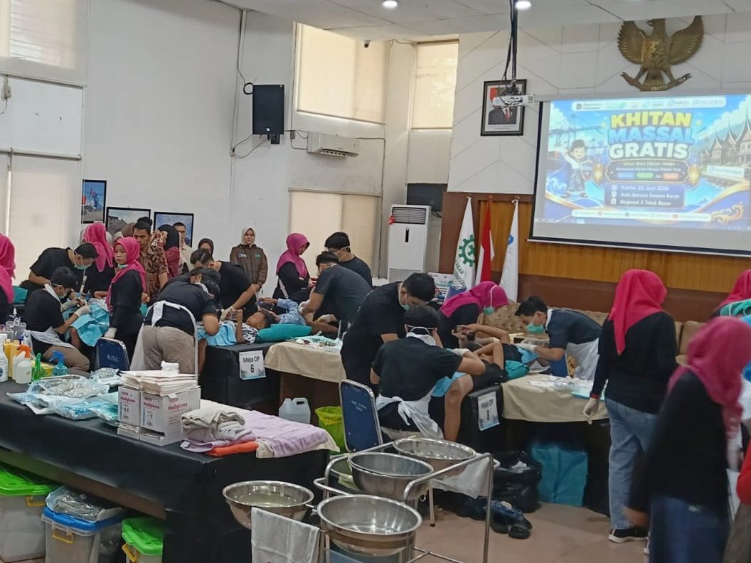 gandeng-sph-dan-pemko-padang,-pelindo-sukses-khitan-ratusan-anak-dan-bagikan-paket-sekolah