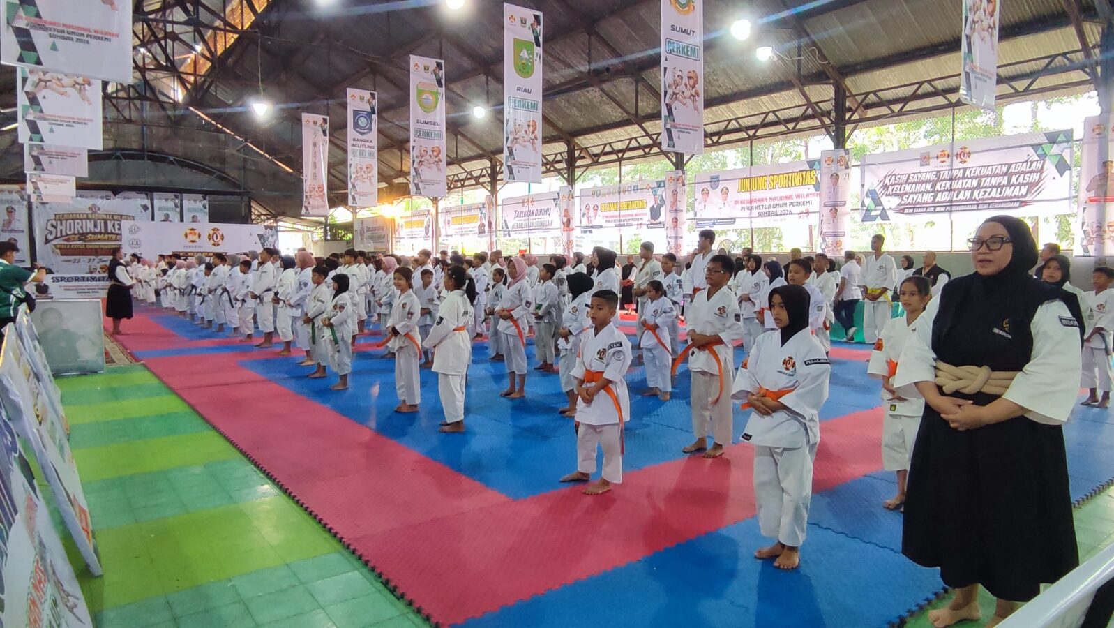 padang-juara-umum,-sawahlunto-dan-oku-raih-prestasi-gemilang-di-kejurnaswil-shorinji-kempo-se-sumatera