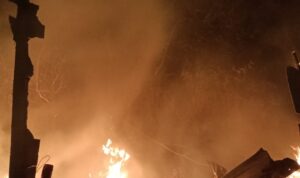 rumah-semi-permanen-di-bukit-gado-gado-padang-hangus-terbakar,-kerugian-capai-rp100-juta