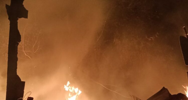 rumah-semi-permanen-di-bukit-gado-gado-padang-hangus-terbakar,-kerugian-capai-rp100-juta