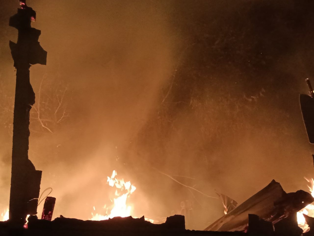 rumah-semi-permanen-di-bukit-gado-gado-padang-hangus-terbakar,-kerugian-capai-rp100-juta