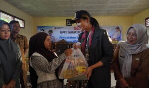 bupati-annisa-serahkan-bantuan-makanan-bergizi-untuk-ibu-hamil-dan-menyusui-tahap-ii