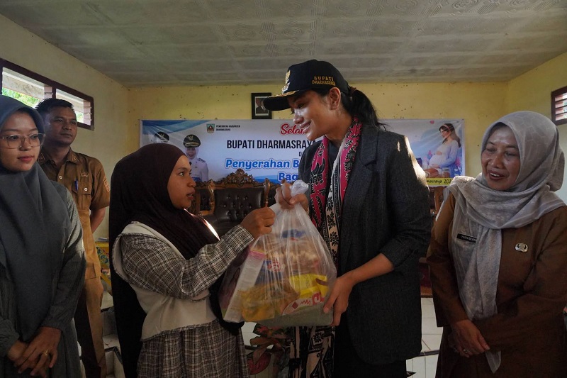 bupati-annisa-serahkan-bantuan-makanan-bergizi-untuk-ibu-hamil-dan-menyusui-tahap-ii