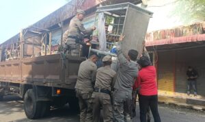 tertibkan-pasar-raya-barat,-satpol-pp-padang-imbau-pedagang-tak-lagi-gunakan-badan-jalan