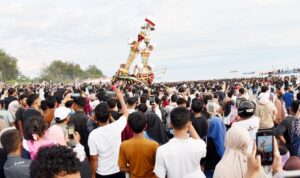 ribuan-orang-saksikan-puncak-pesta-pesona-budaya-tabuik-2026