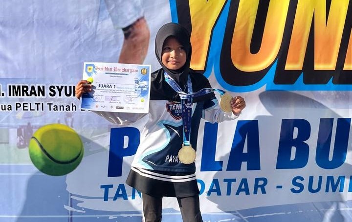 haniifah-sabet-dua-emas-ku-10-kejuarnas-tenis-piala-bupati-tanahdatar