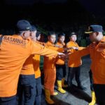warga-bersama-pos-sar-pasaman-evakuasi-jasad-petani-sawit-yang-ditemukan-meninggal-di-pasbar