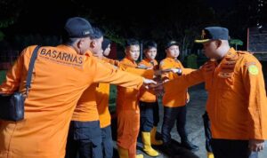 warga-bersama-pos-sar-pasaman-evakuasi-jasad-petani-sawit-yang-ditemukan-meninggal-di-pasbar