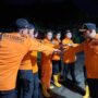 warga-bersama-pos-sar-pasaman-evakuasi-jasad-petani-sawit-yang-ditemukan-meninggal-di-pasbar