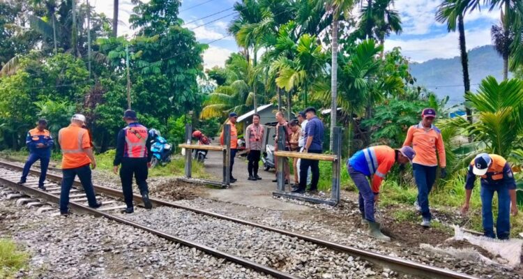 langkah-preventif-tekan-kecelakaan,-kai-sumbar-sukses-sterilkan-jalur-ka-dari-perlintasan-liar