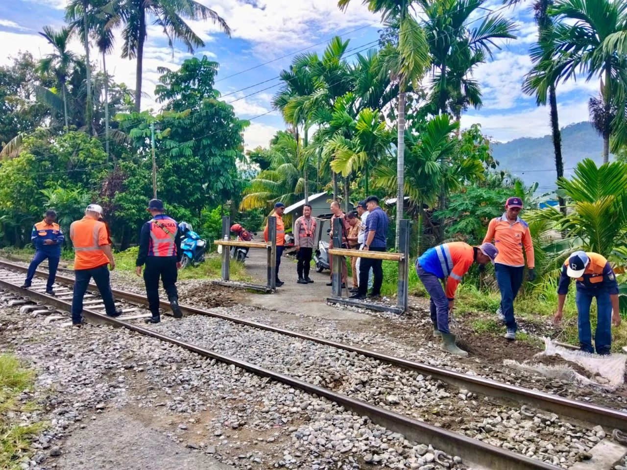 langkah-preventif-tekan-kecelakaan,-kai-sumbar-sukses-sterilkan-jalur-ka-dari-perlintasan-liar