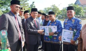 Pemko Padang Serahkan Sertifikat UKS ke 13 Sekolah