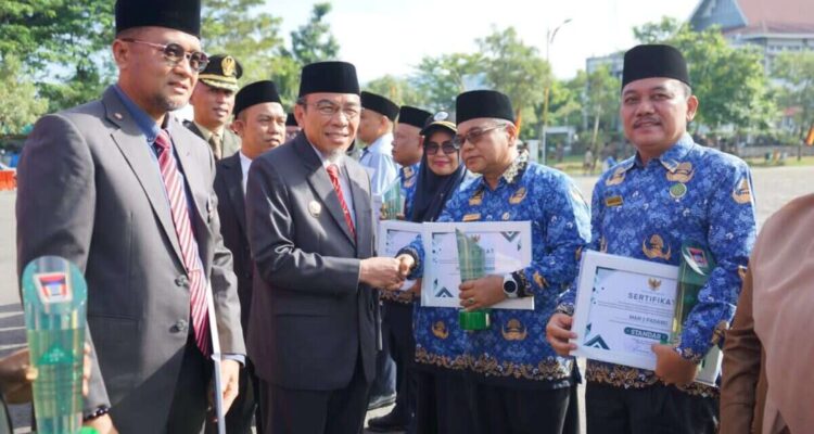 Pemko Padang Serahkan Sertifikat UKS ke 13 Sekolah