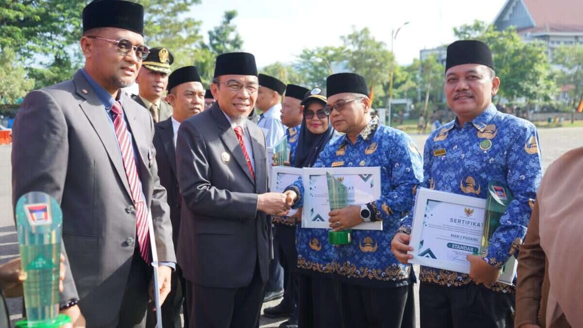 Pemko Padang Serahkan Sertifikat UKS ke 13 Sekolah