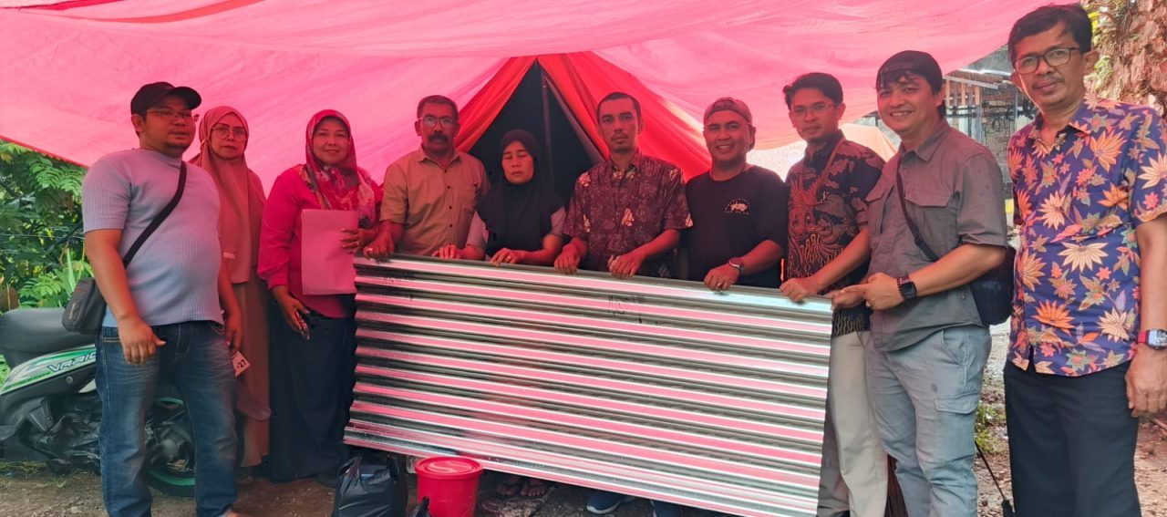 wujud-kepedulian-lingkungan,-pt-semen-padang-salurkan-bantuan-rehabilitasi-rumah-korban-kebakaran-di-batu-gadang