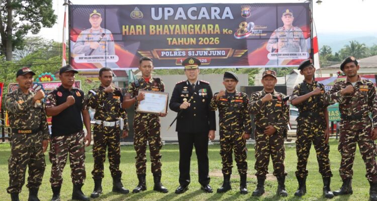 ketua-gp-ansor-sijunjung-terima-penghargaan-kapolres-pada-hut-bhayangkara-ke-80,-banser-dinilai-berjasa-jaga-harkamtibmas