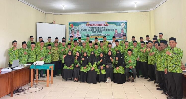 ganefri-lantik-pengurus-dmi-kota-solok,-tekankan-masjid-sebagai-pusat-pembinaan-generasi-muda