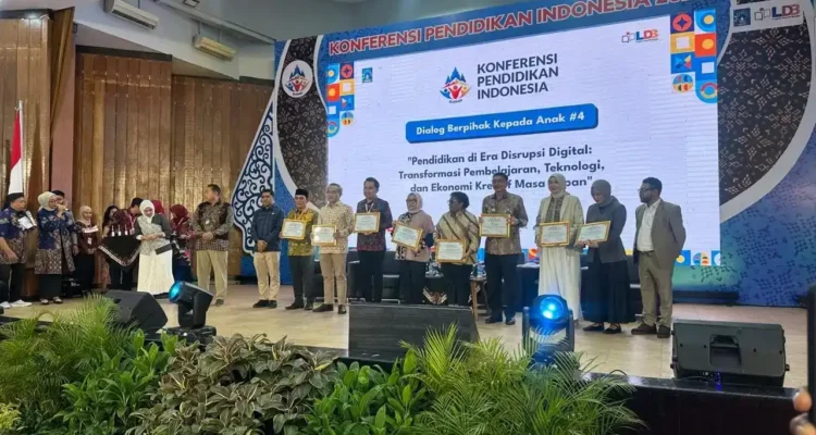 pemkab-pessel-terima-penghargaan-pendidikan-nasional
