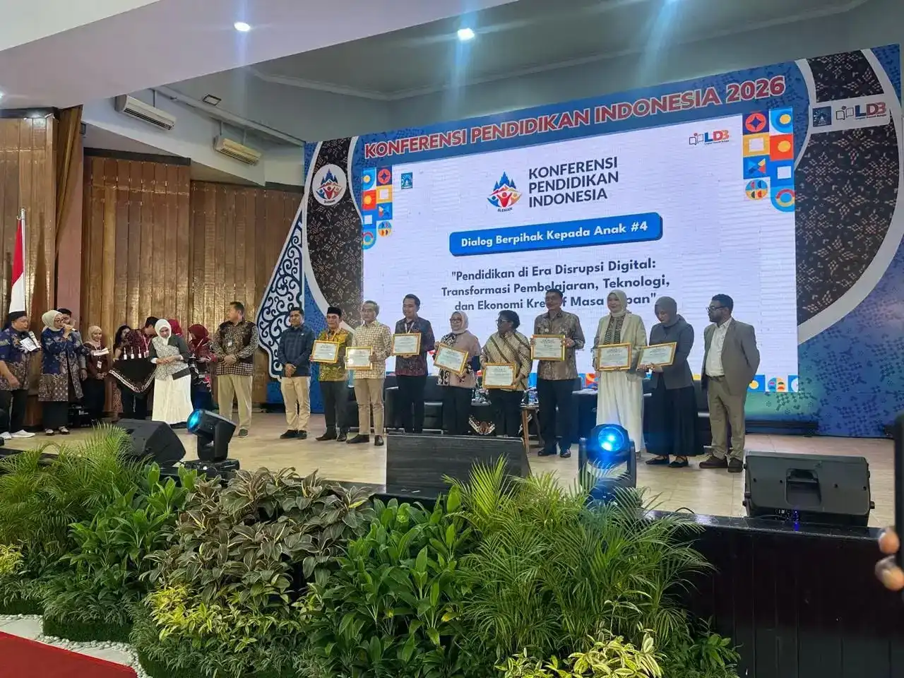 pemkab-pessel-terima-penghargaan-pendidikan-nasional