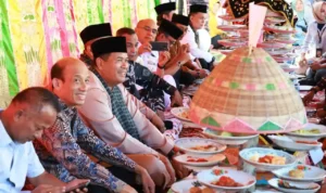 pererat-kebersamaan-warga,-pemko-pariaman-gelar-tradisi-makan-bajamb pererat-kebersamaan-warga,-pemko-pariaman-gelar-tradisi-makan-bajamb
