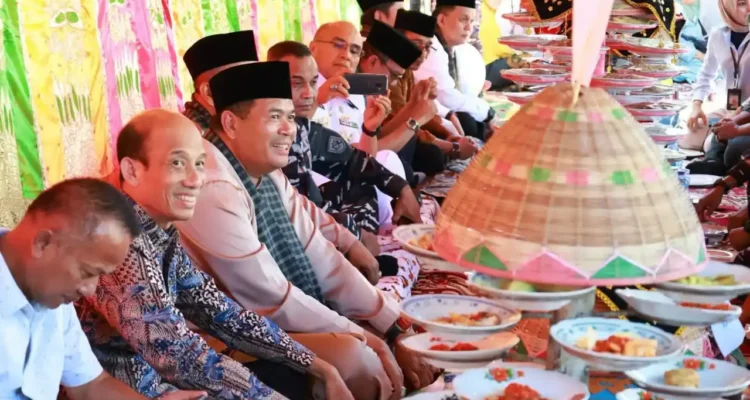 pererat-kebersamaan-warga,-pemko-pariaman-gelar-tradisi-makan-bajamb