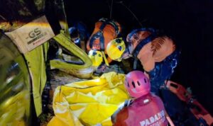 operasi-sar-mobil-masuk-jurang-di-sitinjau-lauik-ditutup,-satu-korban-dievakuasi-dalam-kondisi-meninggal operasi-sar-mobil-masuk-jurang-di-sitinjau-lauik-ditutup,-satu-korban-dievakuasi-dalam-kondisi-meninggal
