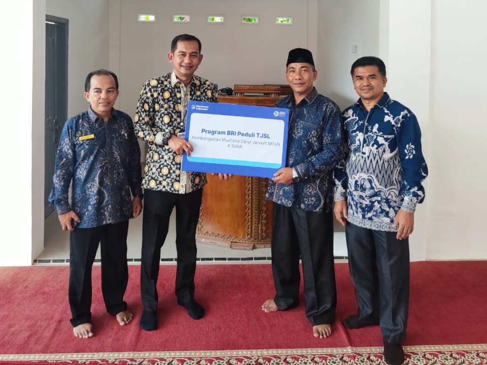 genjot-fasilitas-ibadah-sekolah,-bri-peduli-salurkan-bantuan-ke-mtsn-4-solok