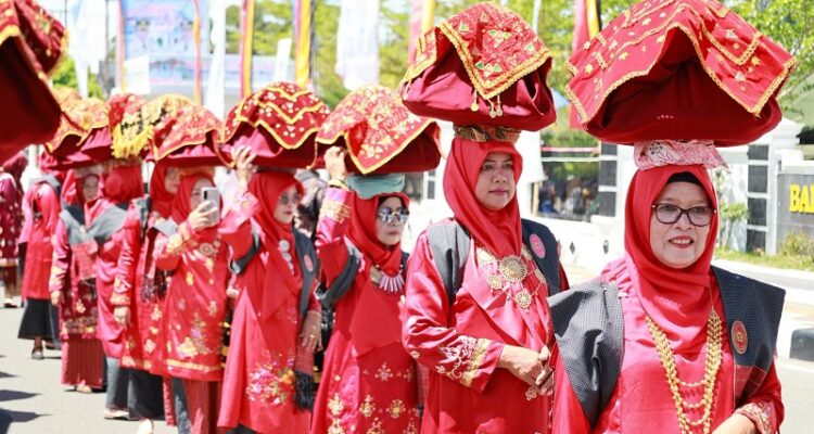 semarak-hut-ke-24-kota-pariaman,-pemko-gelar-makan-bajamba-bersama-masyarakat