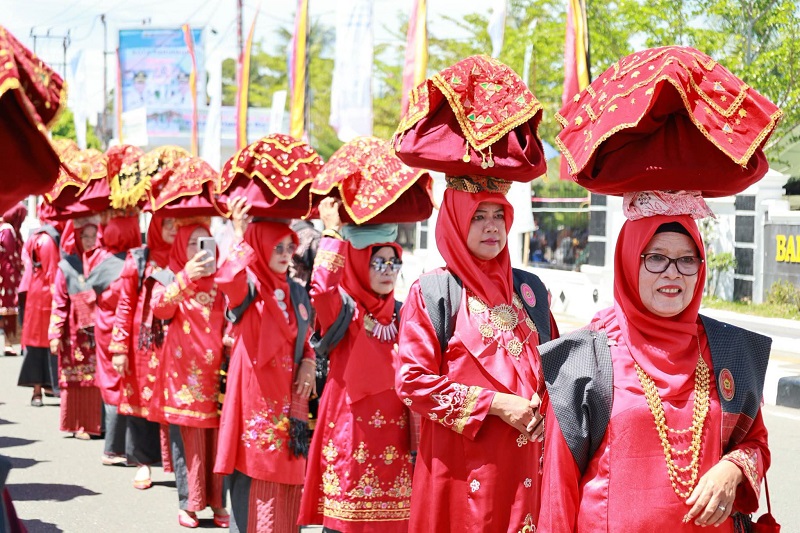 semarak-hut-ke-24-kota-pariaman,-pemko-gelar-makan-bajamba-bersama-masyarakat
