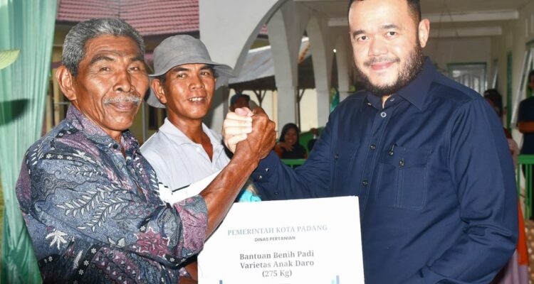perkuat-ketahanan-pangan,-pemko-padang-luncurkan-program-‘padang-mandiri-benih-padi’-dan-salurkan-14,37-ton-benih-bersertifikat