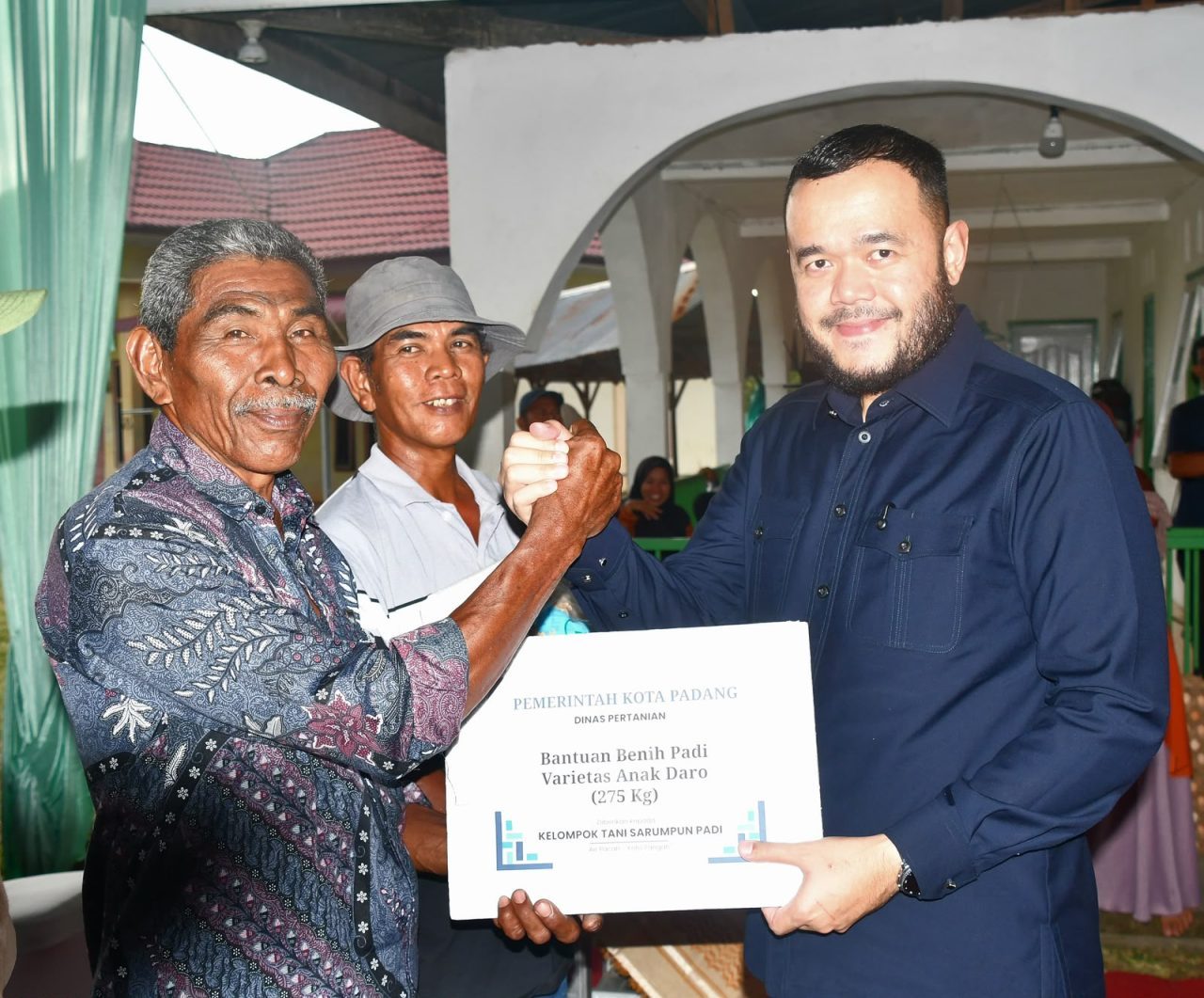 perkuat-ketahanan-pangan,-pemko-padang-luncurkan-program-‘padang-mandiri-benih-padi’-dan-salurkan-14,37-ton-benih-bersertifikat