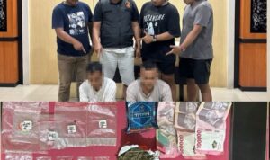 polres-pesisir-selatan-tangkap-dua-pengedar-narkoba-di-iv-jurai,-sabu-dan-ganja-disita