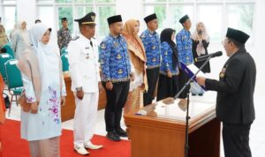 bupati-tanah-datar-lantik-12-pejabat 