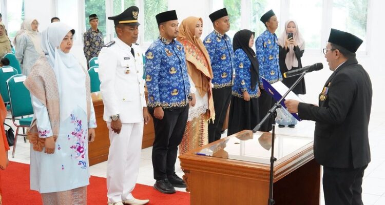 bupati-tanah-datar-lantik-12-pejabat 