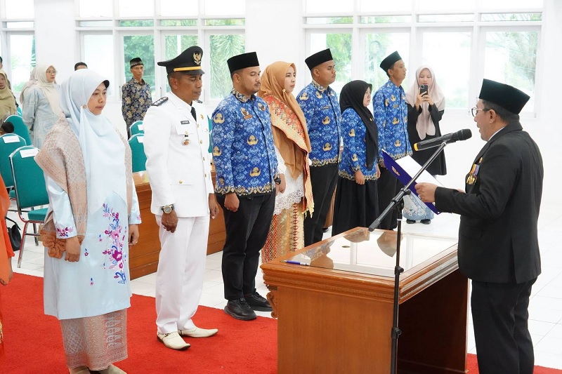 bupati-tanah-datar-lantik-12-pejabat 