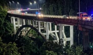 satu-unit-mobil-dilaporkan-terjun-bebas-ke-dalam-jurang-di-kelok-sembilan satu-unit-mobil-dilaporkan-terjun-bebas-ke-dalam-jurang-di-kelok-sembilan